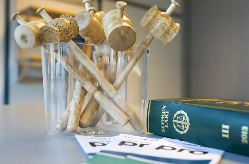 Jos työpaikalla toimitaan laittomasti, Ammattiliitto Pro ajaa jäsenten asiaa oikeudessa.