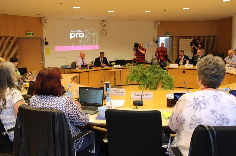 Työministeri Jari Lindström Pron hallituksen kokouksessa, kuva: Aila Juola