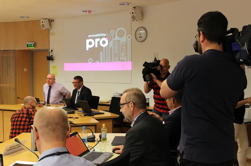 Työministeri Jari Lindström Pron hallituksen kokouksessa, kuva: Aila Juola