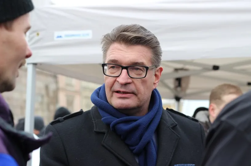 Jorma Malinen mielenilmaisussa aktiivimallia vastaan.