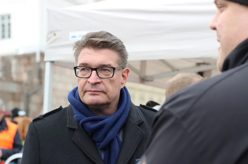 Vakavamielinen Jorma Malinen osoittaa mieltään aktiivimallia vastaan Senaatintorilla.