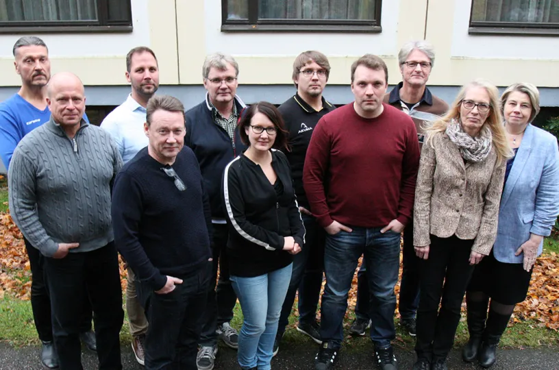 Nesteen henkilöstöedustajat kuvattiin Porvoossa. Takarivissä Petri Lehtinen, Sami Ryynänen, Risto Kalliojärvi, Heikki Harju, Harri Järvelin sekä eturivissä Timo Roivas, Kimmo Aho, Annika Rintamäki, Jussi Pasala, Pirjo Saikkonen, Pirkko Takkinen