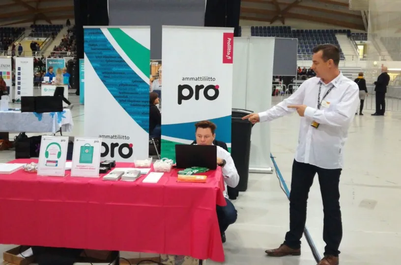 Opiskelijayhdistyksen varapuheenjohtaja Teemu Salo ja sopimusala-asiamies Taisto Palola valmistautuvat lukuvuoden avajaisiin Ouluhallissa.