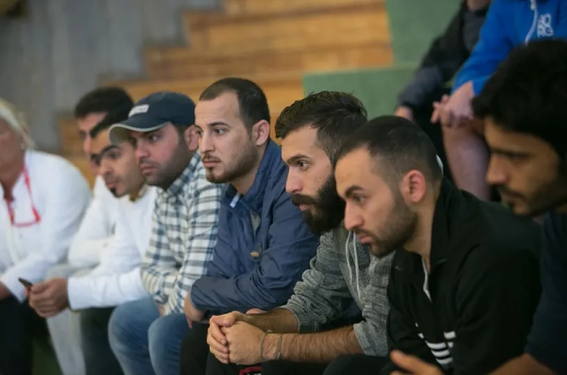 Irakilainen 26-vuotias Mohamed Safaa (kolmas oikealta) toivoo saavansa turvapaikan ja leipurin tai sokerileipurin töitä.
