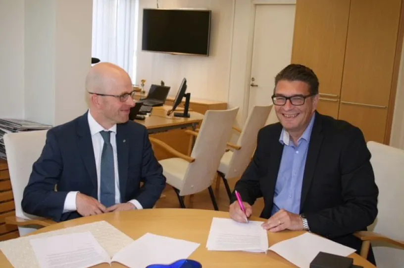 Pardian puheenjohtaja Niko Simola ja Pron Jorma Malinen allekirjoittivat liittojen yhdistymisen aiesopimuksen 12.6.2018.