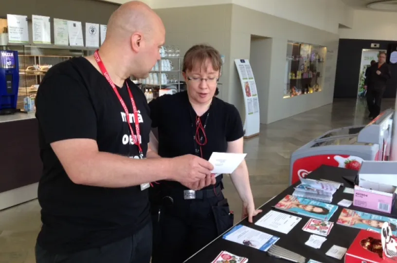 Pauligilta työpaikkatempauksesta luottamusmies Annika Torssonen ja Pron Ville Varila.