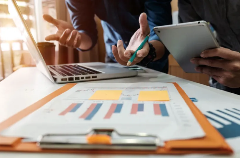 Pankki- ja rahoitusalan ammattilainen työssään.