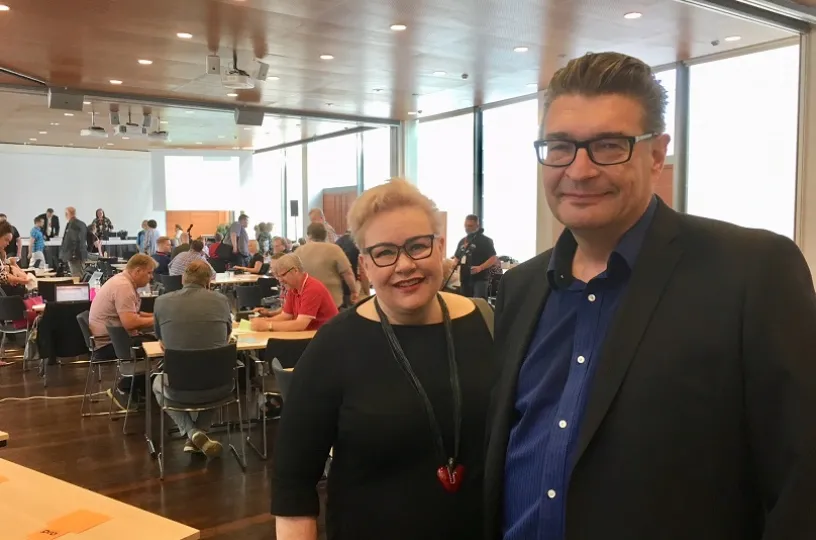 Meppi Sirpa Pietikäinen ja puheenjohtaja Jorma Malinen vaihtoivat kuulumisia ennen Pron edustajiston kokouksen alkua 2018.