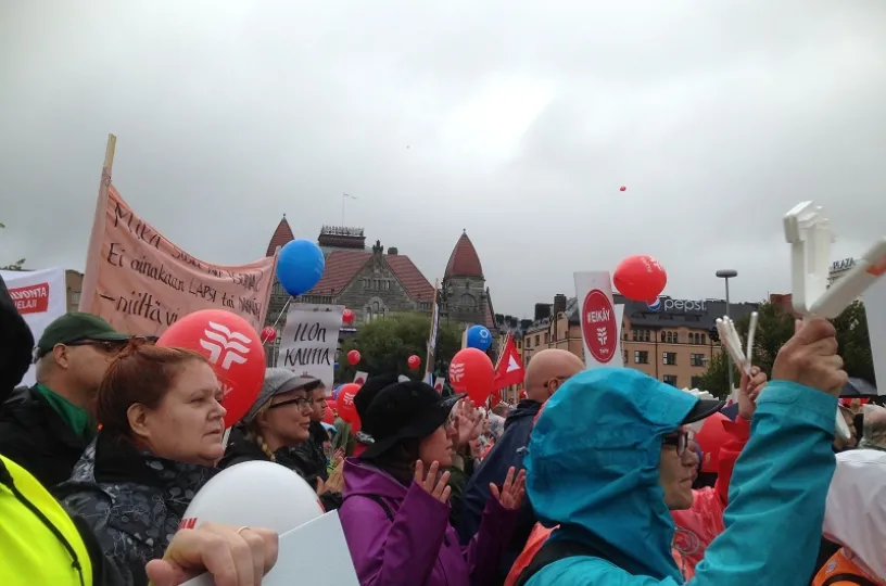 Stop-mielenosoitukseen Helsinkiin kokoontui yli 30 000 ihmistä.