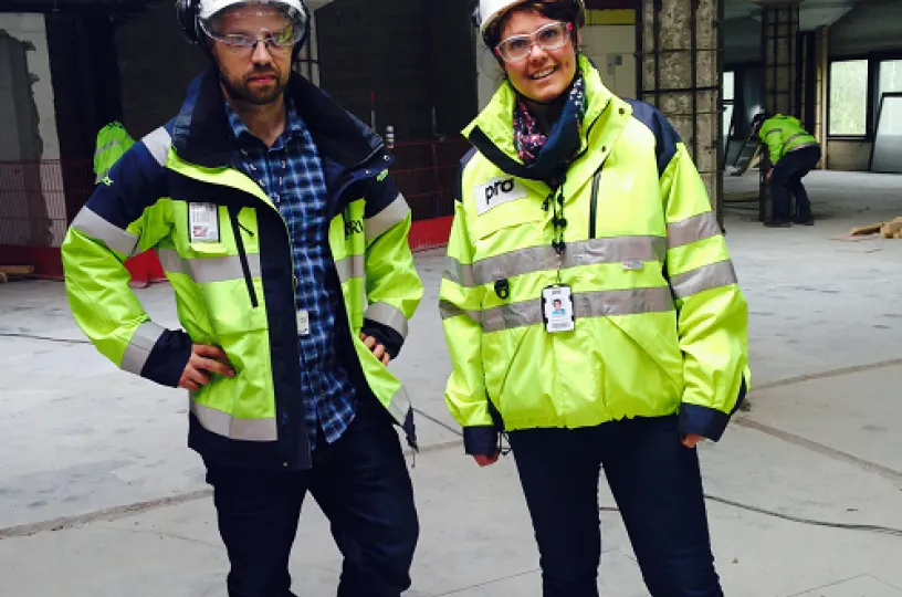 – Ei huimaa, vaikka meidät koettetiin nostaa mahdollisimman korkealle, naureskelevat rakennusyhtiö SRV:n luottamusmies Hannu Väliviita ja Ammattiliitto Pron asiamies Ilona Snellman SRV:n työmaalta Helsingin Lauttasaaresta.