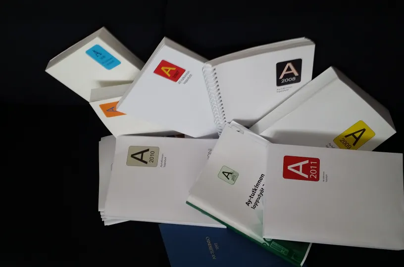 Ay-tutkinnon lopputyöt kootaan kirjaksi.