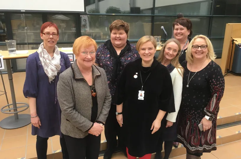 Tarvitseeko tasa-arvosta neuvotella? -seminaarin järjestäjät Sari Lassila Vvl, Johanna Maasto Nousu, Tanja Lehtoranta Pro, Sirkku Pohja TEK, Rauni Söderlund Pro ja Erika Kähärä Pam yhdessä presidentti Tarja Halosen kanssa.
