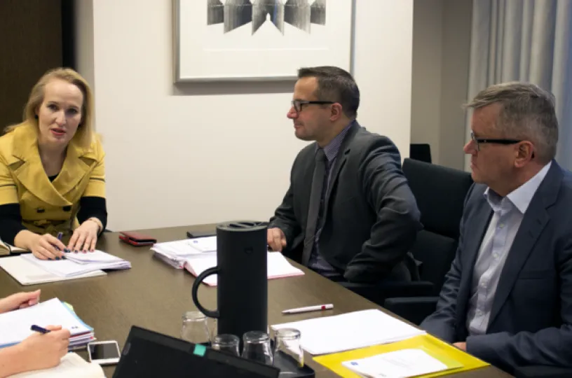 Valtakunnansovittelija Minna Helle, Pron johtaja Antti Hakala ja sopimusalavastaava Arto Heikkilä ICT-alan työriidan sovittelussa.