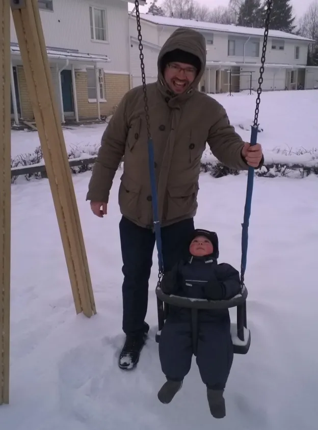 Iiro Ketola viettää vapaa-aikaa poikansa kanssa.