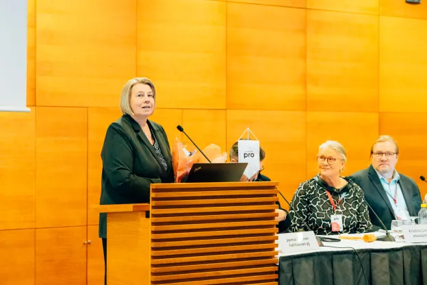 Palkittin kultaisella ansiomerkillä