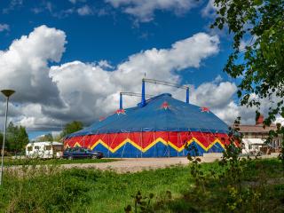 Kuvassa Sodankylän elokuvajuhlien iso teltta