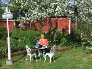 Eija Laurila rentoutuu puutarhassaan.