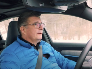 Ammattiliitto Pron puheenjohtaja Jorma Malinen ajaa autoa yhdessä näyttelijä Rinna Paatson kanssa ja juttelee kuntavaaleista. 