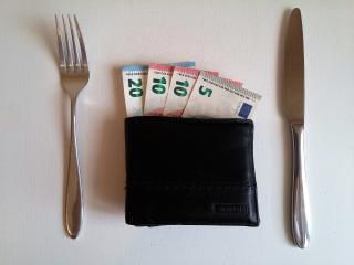 Lompakko, rahaa ja aterimet