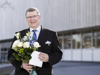 Vuoden 2021 prolainen luottamusmies, Jorma Viikki sai onnittelukukat Tampereen yliopiston Keskustakampuksella. Jorma toimii Tampereen yliopiston henkilökuntayhdistys ry:ssä. Kuvan otti Marjaana Malkamäki.