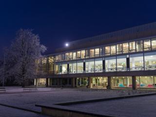 Turun yliopiston Feeniks-kirjasto sinisenä talviaamuna