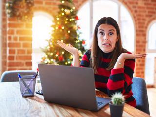nainen tietokone ja joulukuusi