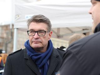 Vakavamielinen Jorma Malinen osoittaa mieltään aktiivimallia vastaan Senaatintorilla.