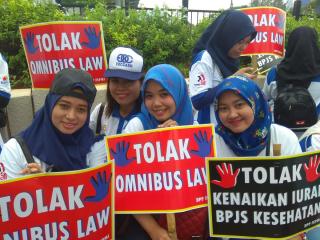 Ammattiliitot järjestivät Omnibus-lakipaketin vastaisen mielenosoituksen helmikuussa Jakartassa ennen koronapandemian puhkeamista.