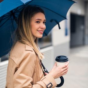 Nuori nainen, sateenvarjo, työttömyysturva