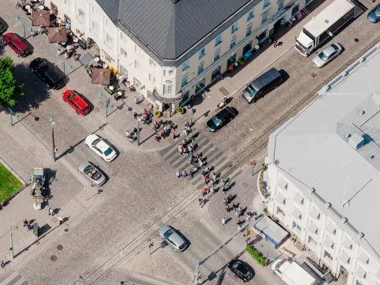 Kuvassa on tienristeys Helsingissä ilmasta nähtynä