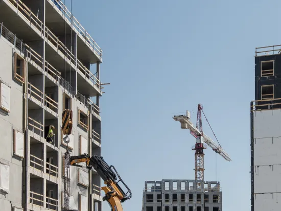 Ilmakuva kahden Kalasataman tornitalon betonirungosta rakentamisvaiheessa