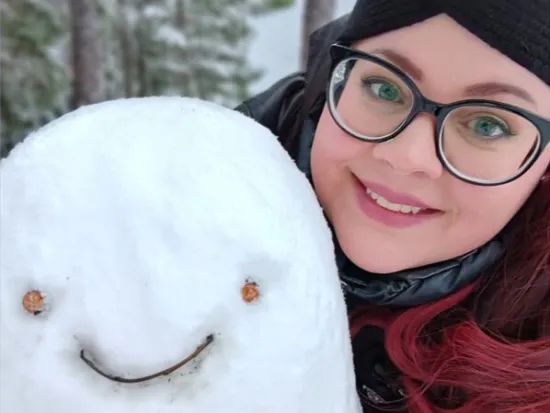 tia sharma ja hymyilevä lumiukko