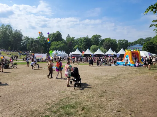 Helsinki Pride -puistojuhla Kaivopuistossa vuonna 2022