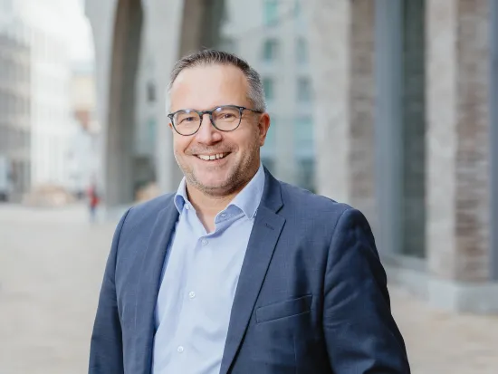 Antti Hakala on finanssisektorin ja ICT- ja viestintäsektorin johtaja.