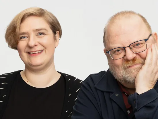 Tanja ja Tapio vaalealla taustalla.