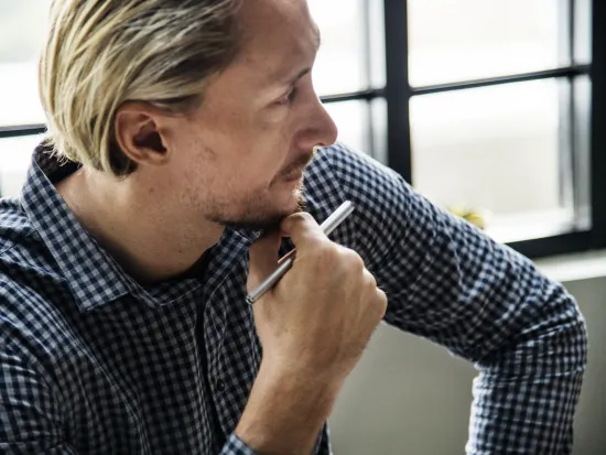 keski_ikainen mies pohtii lähikuva