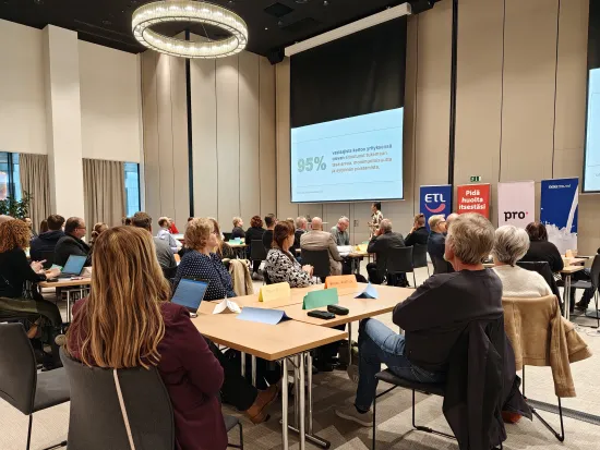 Kuvassa on ihmisiä elintarvikealan tulevaisuusfoorumissa 23.9.2026