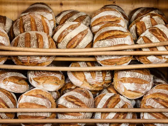 Isoja hapanjuurileipiä leipomomyymälän hyllyllä