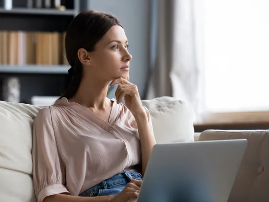 Huolestunut työntekijä 