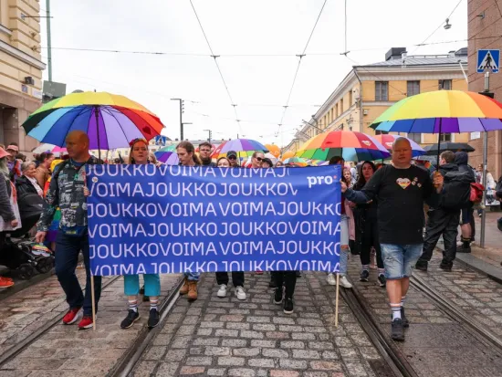 Kuvassa prolaiset vuoden 2026 Pride -kulkueessa
