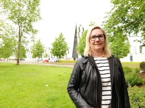 Kuvassa on Kaisa Junkkarinen-Kosonen Osuuspankin pääkonttorin edessä.