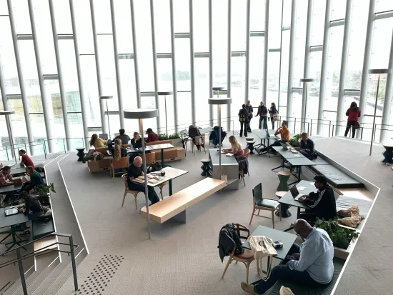 ihmisiä suuressa lasiseinäisessä tilassa