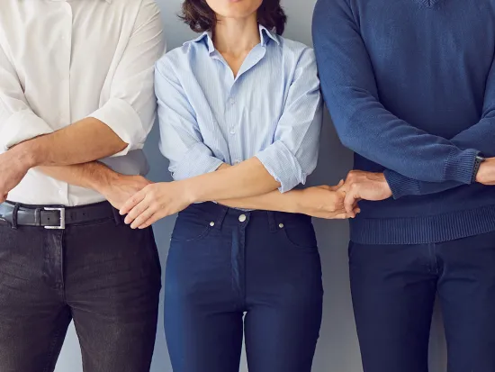 kolme ihmistä yhdessä