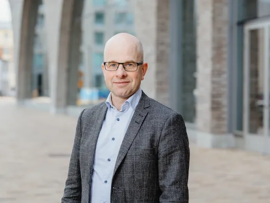 Niko Simola on Pron puheenjohtaja.