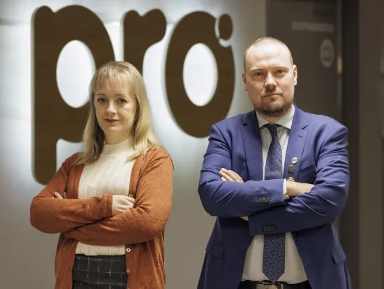 Pron sopimusalavastaavat Viivi Osala ja Mika Mäkelä