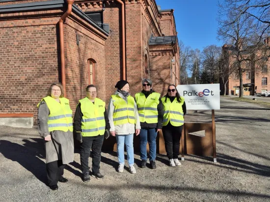 Prolaiset lakkovahdit päivystivät Palkeiden edessä Hämeenlinnassa. 