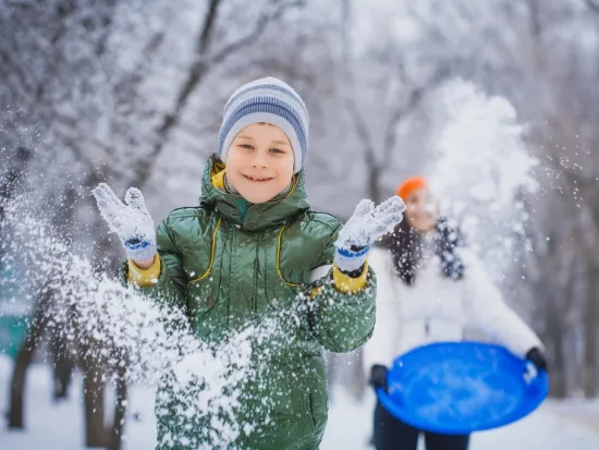 lapsi ja aikuinen lumileikeissä