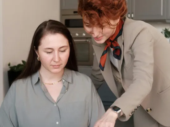 kaksi henkilöä tietokoneen ääressä