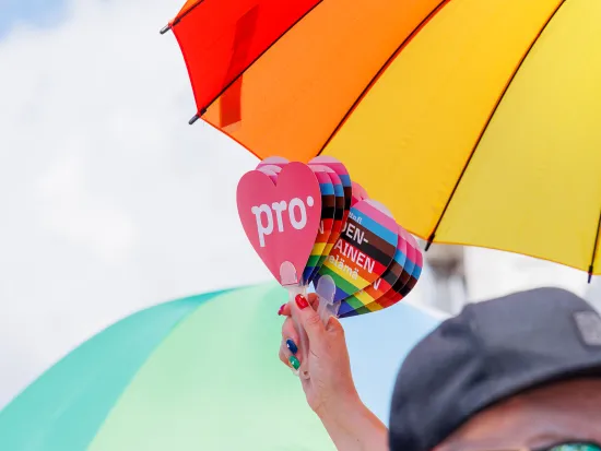 Pron Pride-viuhka Helsinki Pride-marssilla 2024