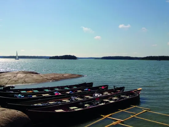 Veneitä Kopparön saaristolaismaisemassa. 